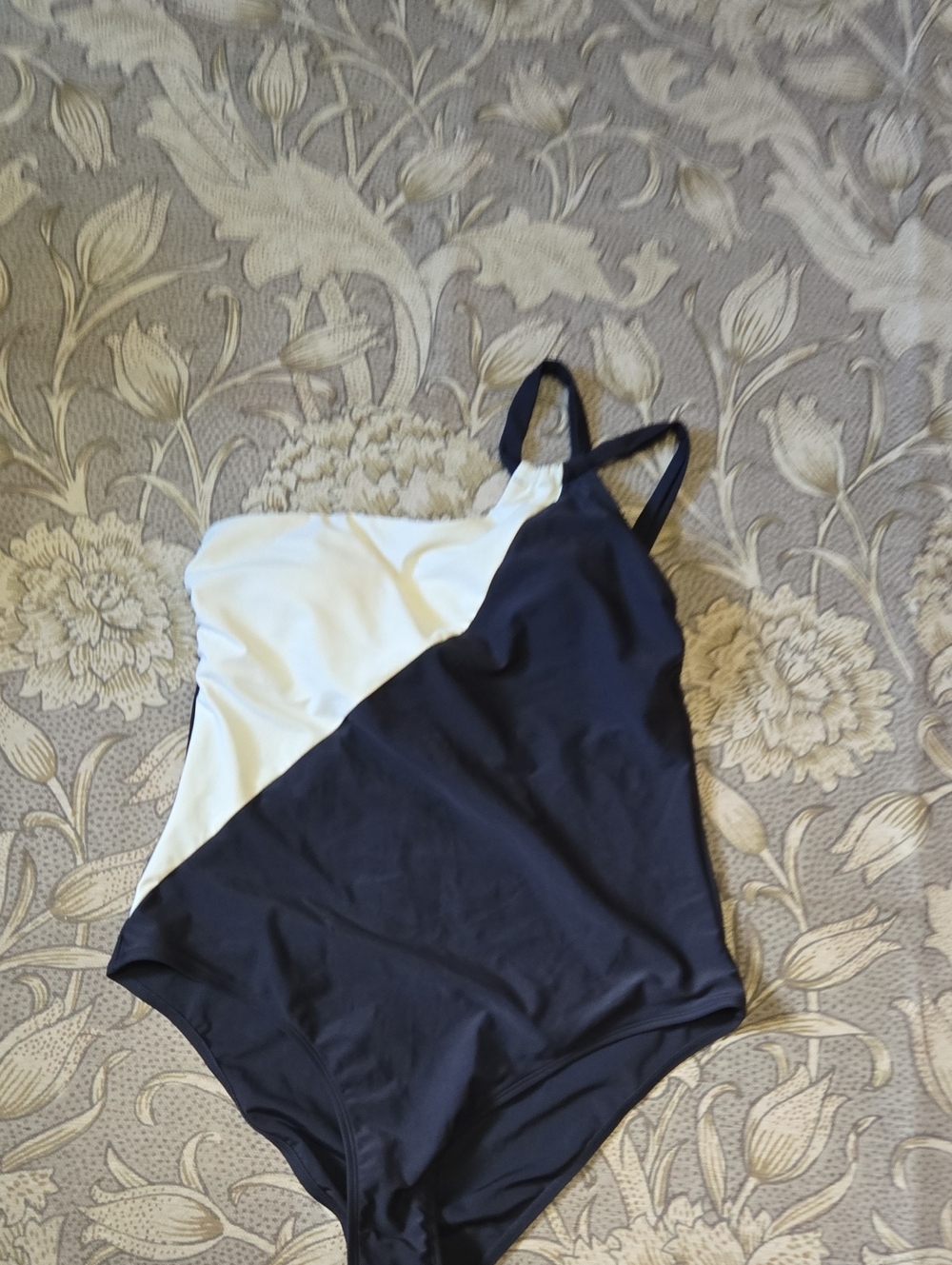 Cupshe Black and White One Shoulder One-Piece Swimsuit NWT Size XL